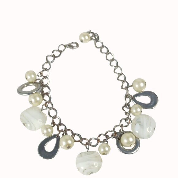 Vintage White Beaded Charm Bracelet With Faux Pearls & Metal Accents 8 Inches - Picture 2 of 5